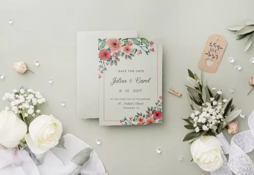 موکاپ کارت دعوت عروسی از نمای بالا به همراه دسته گل عروس فایل PSD لایه باز 22273
