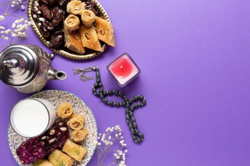 عکس با کیفیت از سفره افطار به همراه چای و شمع و تسبیح شیر و خرما و شیرینی و جا برای نوشتن فایل JPG