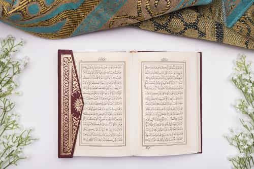 عکس قرآم کریم به همراه گل و ترمه با کیفیت فوق العاده
