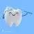 تصویر سه بعدی شخصیت کارتونی دندان ناز به همراه مسواک و خمیر دندان درحال شستن خودش فایل PSD لایه باز با لایه بندی	