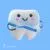 تصویر سه بعدی شخصیت کارتونی دندان ناز به همراه مسواک در دو دست با لبخند فایل PSD لایه باز با لایه بندی