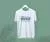 موکاپ لوگوی زیبای پیراهن سفید با زمینه سبز از نزدیک فایل PSD لایه باز 21019