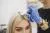 عکس با کیفیت مناسب برای آرایشگاه های زنانه شامل خانمی درحال رنگ کردن مو مشتری از زاویه روبرو 21048