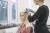 عکس با کیفیت مناسب برای آرایشگاه های زنانه شامل خانمی درحال رنگ کردن مو مشتری از زاویه کنار 21051