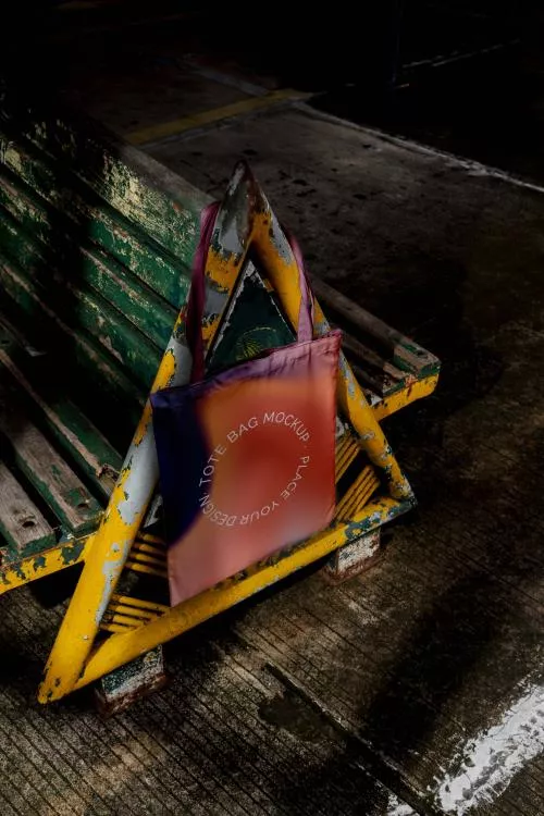 فایل PSD موکاپ کیف رنگارنگ در فضای باز 26691