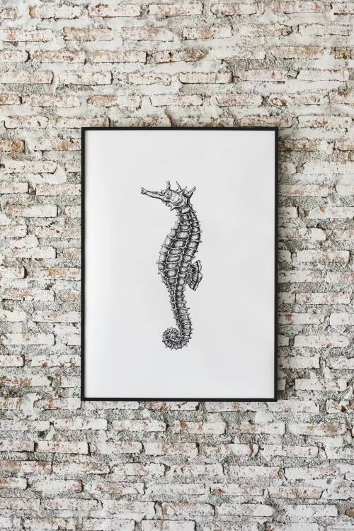 فایل PSD مئکاپ نقاشی دستی اسب دریایی که روی دیوار آویزان است 26728