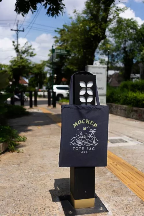 فایل PSD موکاپ کیف پارچه ای در فضای باز شهری 26748