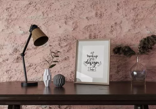 دانلود فایل PSD موکاپ قاب عکس پوستر در اتاق نشیمن روی میز 24743