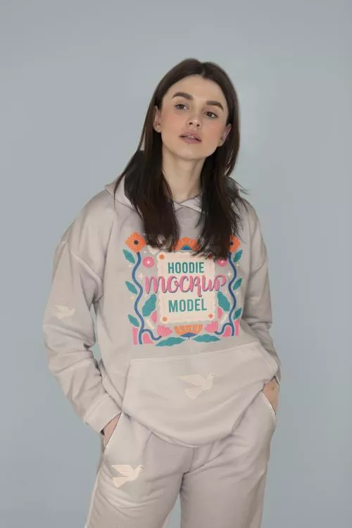 دانلود فایل PSD موکاپ لوگو مدل خانم در حال ژست گرفتن با سویشرت (نمای جلو) مناسب برای برند های لباس 24761