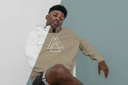 دانلود فایل PSD موکاپ هودی مرد در نمای جلو با هدفون  24765