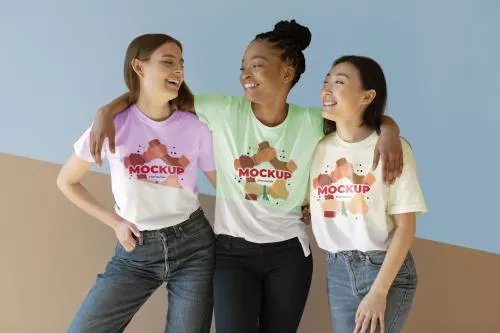 دانلود فایل PSD موکاپ دوستان با تیشرت‌های زنانه 24772