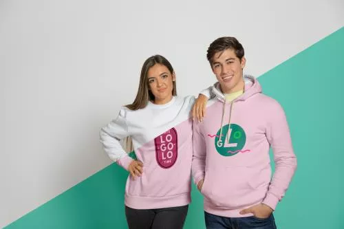 دانلود فایل PSD موکاپ لباس از نمای جلو مرد و زن ژست گرفته با هودی و سویشرت 24775