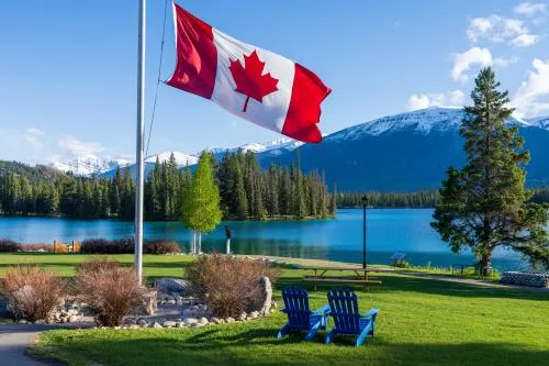 عکس با کیفیت پرچم ملی کانادا با کوه جنگل جاسپر پارک ملی منظره تابستانی دریاچه بوور 26819