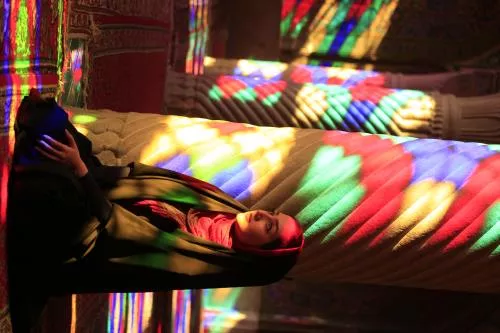 عکس با کیفیت زن خندان در حال نماز در مسجد 26839