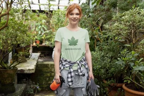 دانلود فایل PSD موکاپ تی شرت پوشیده شده در گلخانه زنانه برای فتوشاپ 24926