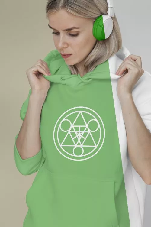 دانلود فایل PSD موکاپ هودی زنانه شیک از نمای جلو با هدفون برای فتوشاپ 24932