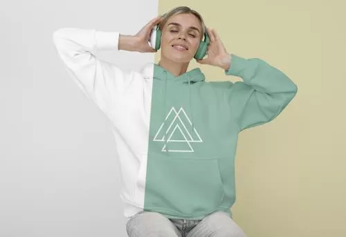 دانلود فایل PSD موکاپ نمای جلوی هودی زنانه شیک با هدفون 24933