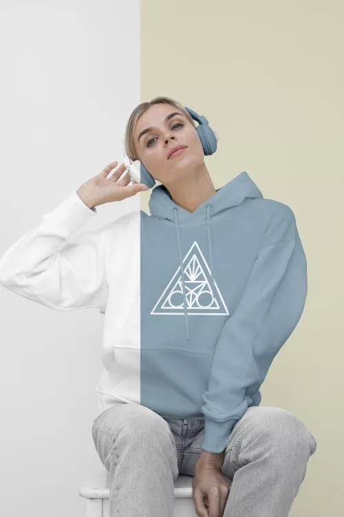 دانلود فایل PSD موکاپ نمای جلوی هودی زنانه شیک با هدفون 24934