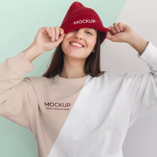 دانلود فایل PSD موکاپ زن خوشحال با بلوز هودی برای فتوشاپ 24936