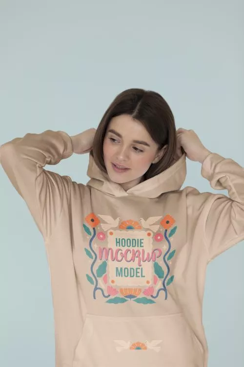 فایل PSD مدل خانم خندان با هودی در نمای متوسط 25212