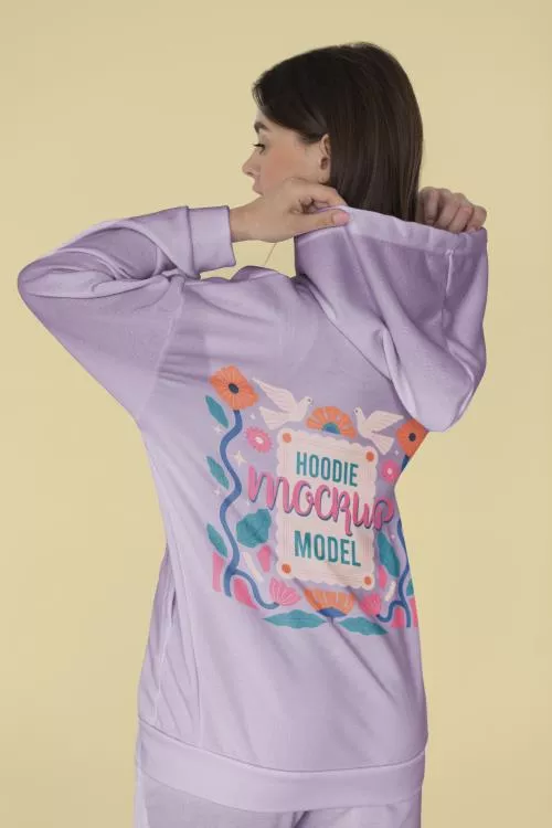 فایل PSD موکاپ هودی مدل خانم در حال پوز گرفتن از نمای جانبی 25229