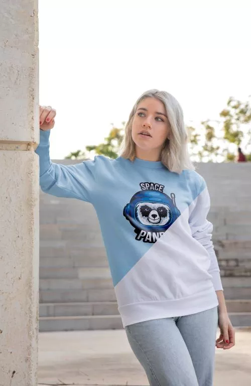 فایل PSD موکاپ هودی مدل خانم در فضای باز 25248