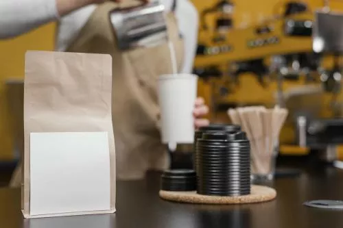 عکس با کیفیت بارستا زن که شیر قهوه را در فنجان میریزد به همراه جای متن برای جعبه قهوه به صورت لایه باز و رایگان 25326