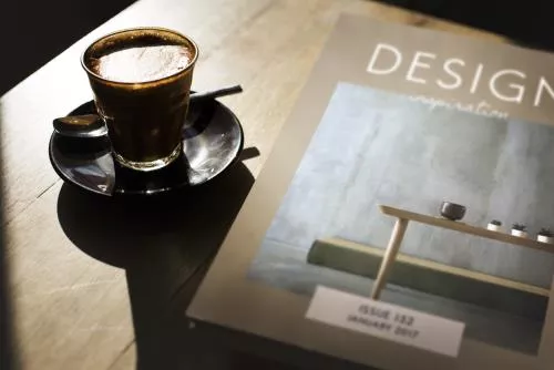 عکس با کیفیت از فنجان قهوه روی میز با نور پردازی به صورت رایگان 25327