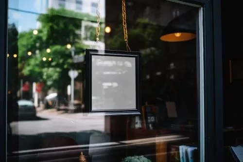 فایل PSD موکاپ تخته سیاه داخل ویترین کافه 25290