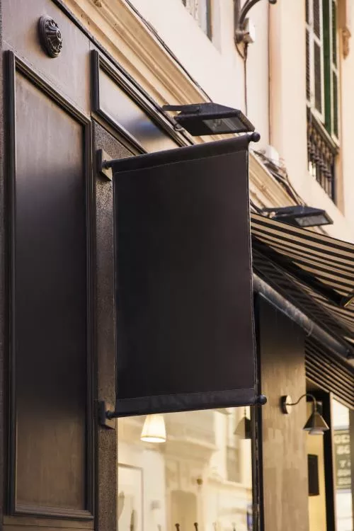 عکس رایگان با کیفیت قالب تابلوی سیاه بیرون کافه 25299