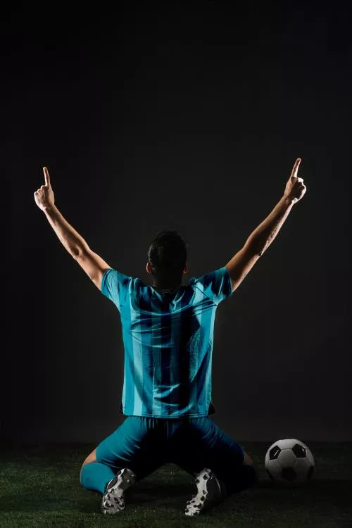 فایل PSD موکاپ فوتبالیست در حال خوشحالی 28231