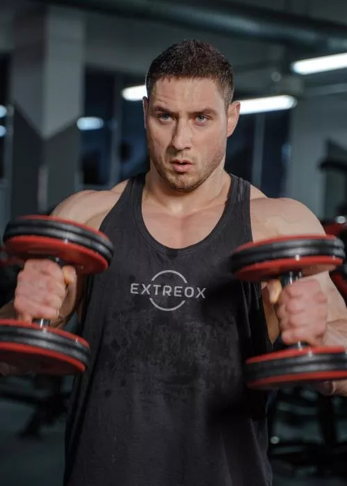 فایل PSD موکاپ لوگو مشکی لباس ورزشی در باشگاه 28243