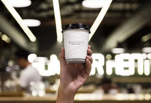 فایل PSD موکاپ فنجان قهوه در دست نگه داشته شده 25336