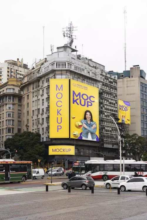 موکاپ رایگان بیلبورد بزرگ خیابانی در چهار راه در روز فایل PSD لایه باز