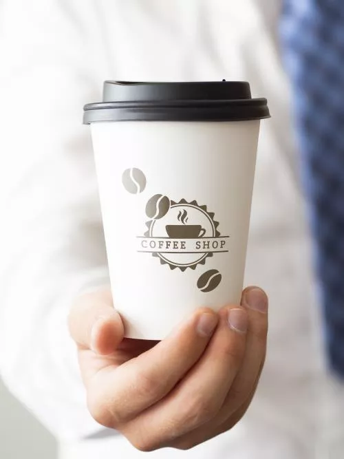 فایل PSD موکاپ نگه داشتن فنجان قهوه از نزدیک 25629