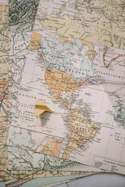 عکس با کیفیت نقشه قاره آمریکا به همراه هواپیمای کاغذی 25653