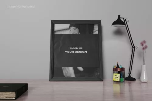 موکاپ قاب عکس Psd لایه باز در کنار چراغ مطالعه و گلدان روی میز