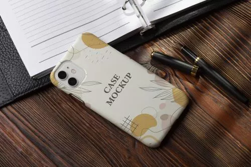 فایل PSD موکاپ قاب موبایل با زمینه میز چوبی و دفتر - موکاپ قاب آیفون 15 - 26154