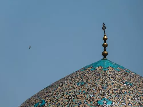 عکس با کیفیت مسجد شاه با گنبد در برابر آسمان آبی صاف 27683