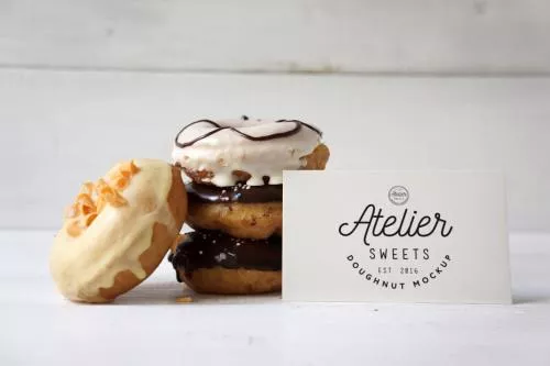 فایل PSD موکاپ کارت در کنار مافین و دونات و شیرینی 28093