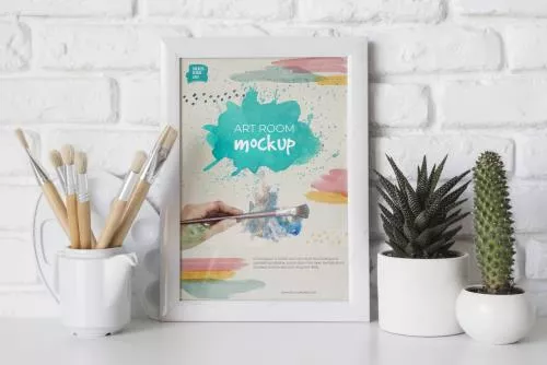 موکاپ قابل عکس رایگان در کنار گلدان و با زمینه دیوار آجری فایل PSD لایه باز 21556