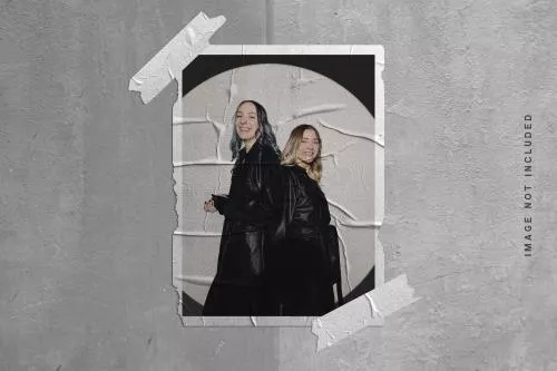 موکاپ PSD لایه باز عکس چروک شده و چسب زده شده به دیوار (عکس شامل فایل نیست) 21616