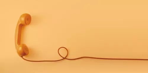 عکس با کیفیت یک گوشی تلفن نارنجی قدیمی با دیوار نارنجی 20922