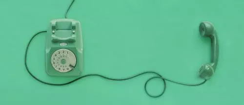  عکس باکیفیت یک تلفن شماره گیری قدیمی سبز با پس زمینه سبز 20923