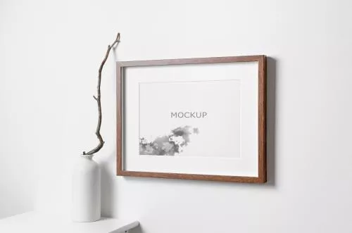 موکاپ قاب آثار هنری چوبی روی دیوار سفید فایل PSD فتوشاپ 21005