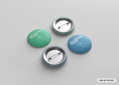 فایل PSD موکاپ بج سینه و پیکسل تگ 26473