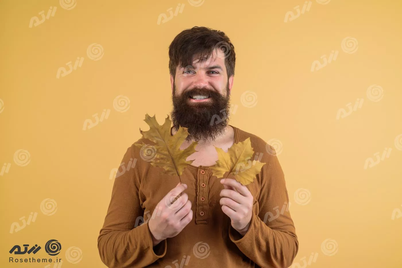 عکس با کیفیت از مردی به همراه برگ پاییزی درخت افرا 22038