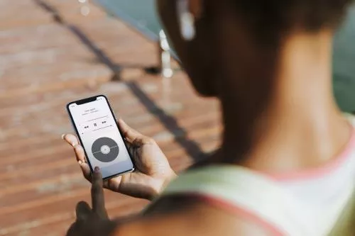 موکاپ موبایل در دست خانمی در حال ورزش کردن 22042