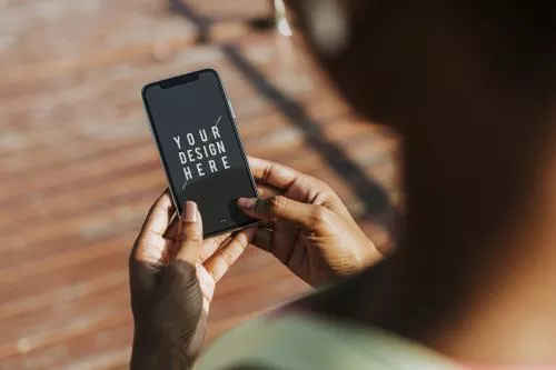 موکاپ موبایل در دست خانمی در حال ورزش کردن 22051