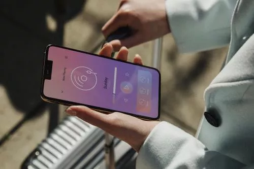 موکاپ موبایل در دست یک خانم 22053